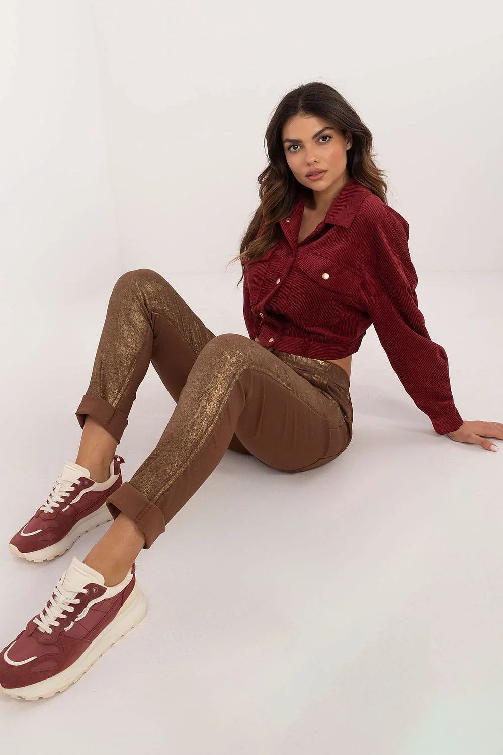 outfit femme veste courte boxy velours côtelé bordeaux boutons dorés col chemise manches bouffantes pantalon métallique bronze slim