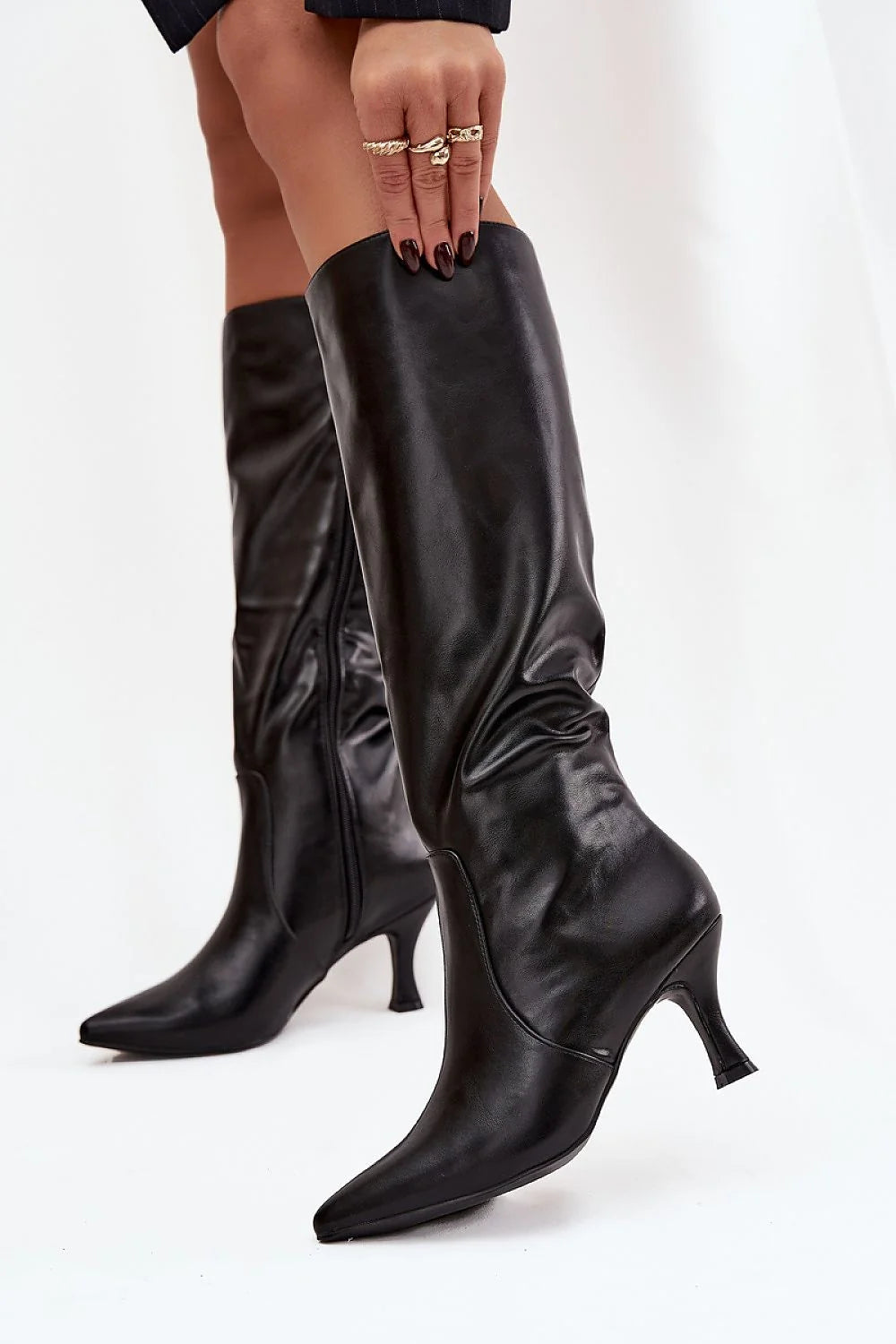 bottes hautes femme simili cuir noir tige mi mollet silhouette ajustée bout pointu talon aiguille fermeture éclair latérale