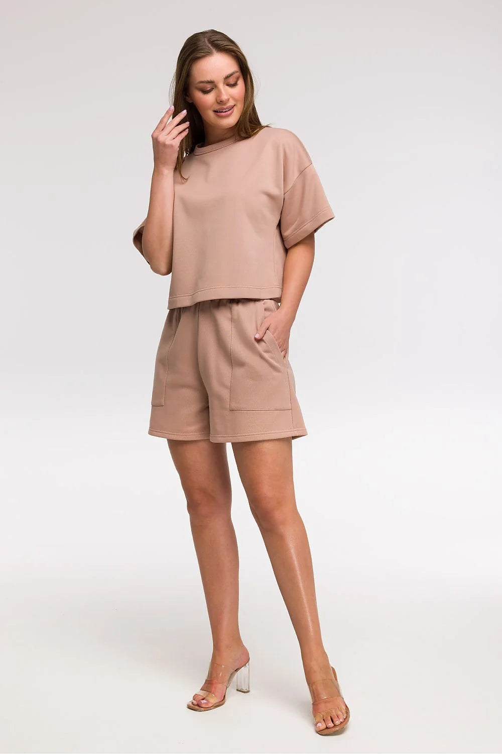 Ensemble mode femme coordonné haut et bas beige matière douce coupe ample style minimaliste manches courtes larges taille élastique pantalon large poches latérales