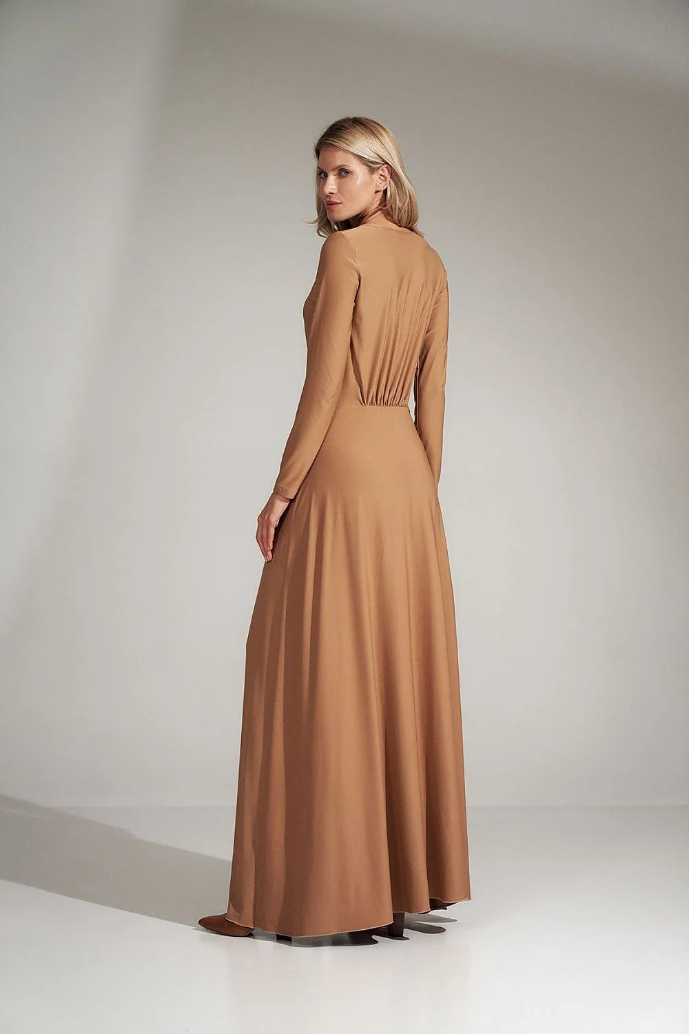Robe longue élastique élégante verte manches longues décolleté cœur ajustable idéale pour femme chic