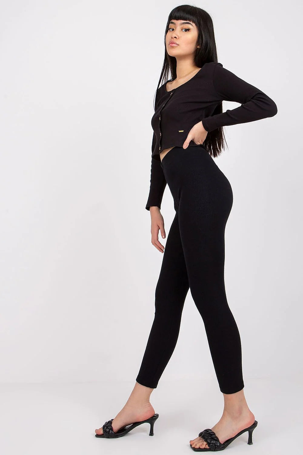 ensemble cardigan leggings noir maille côtelée extensible coton élasthanne ajusté court taille haute slim confort minimaliste sophistiqué polyvalent boutons dorés