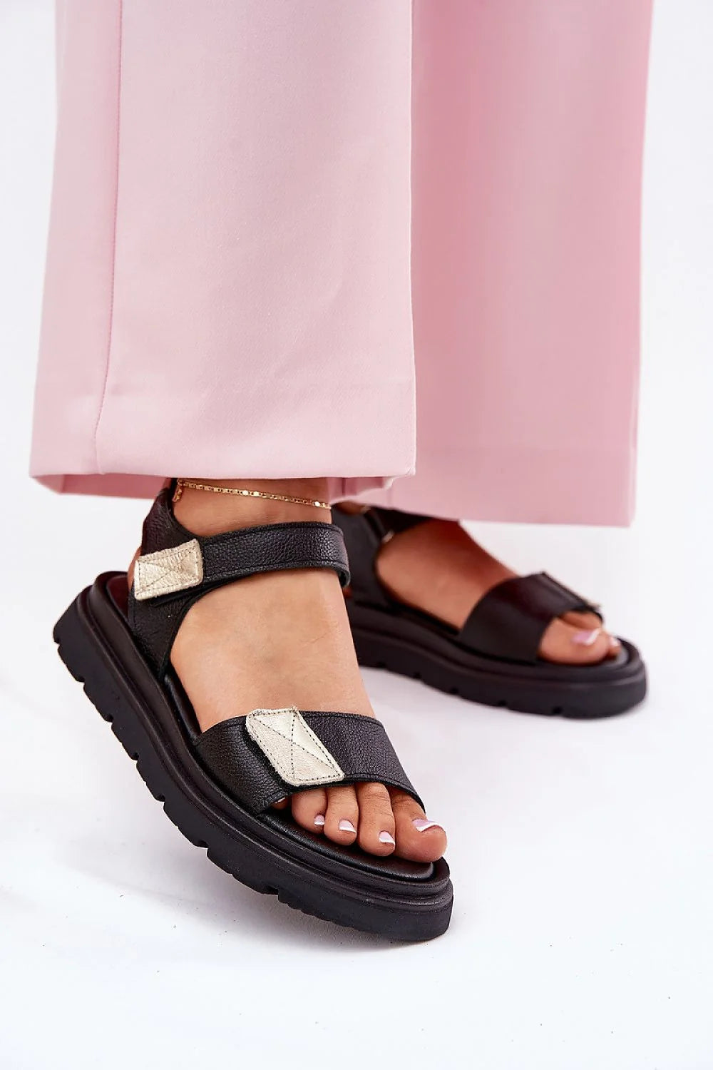 Sandales pour femmes style moderne ouvert design minimaliste cuir naturel noir beige semelle épaisse velcro ajustement parfait confort tout le jour