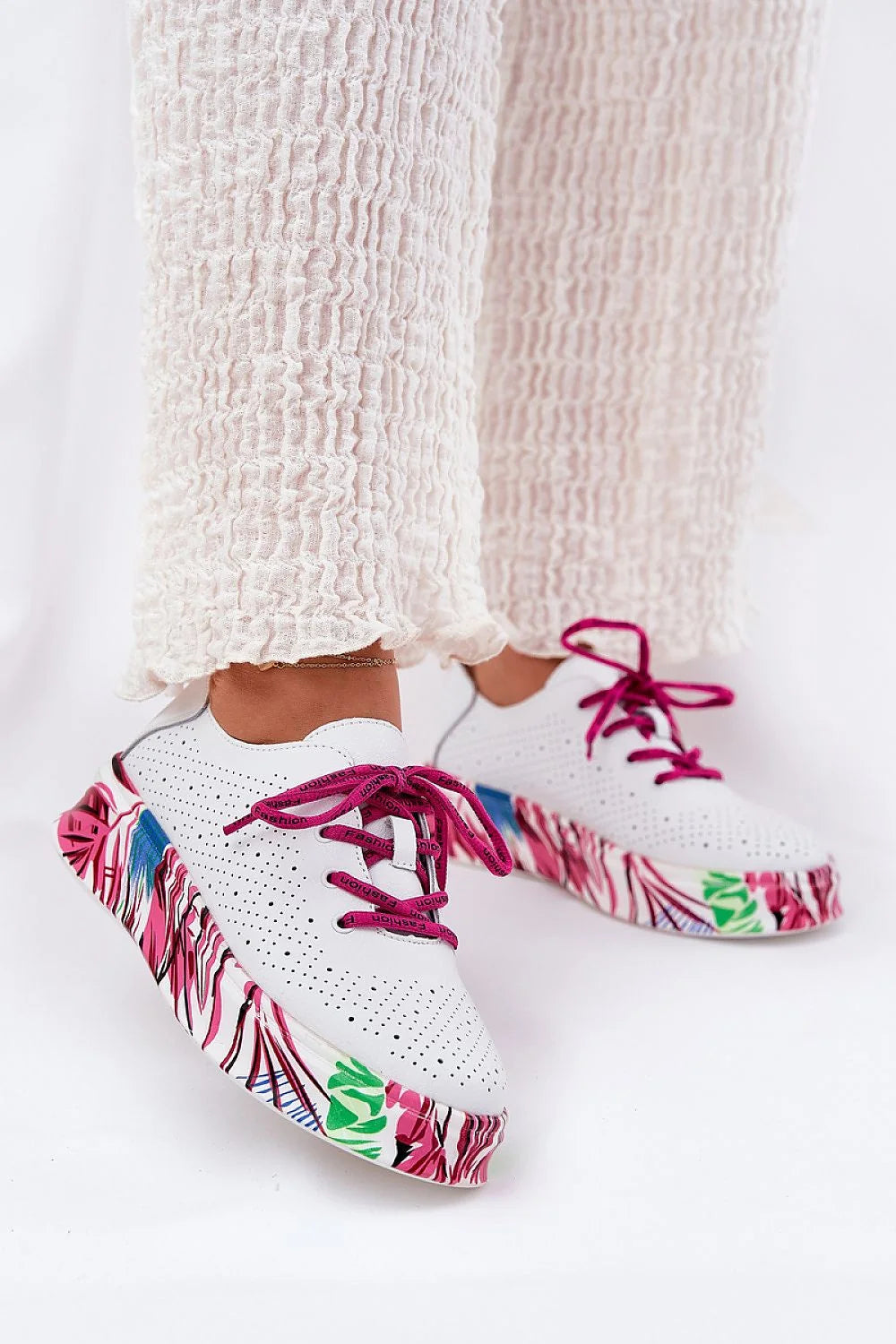 baskets femmes Vinceza design moderne audacieux artistique confortables plateforme moyenne tige haute perforée blanche semelle motifs colorés lacets fuchsia