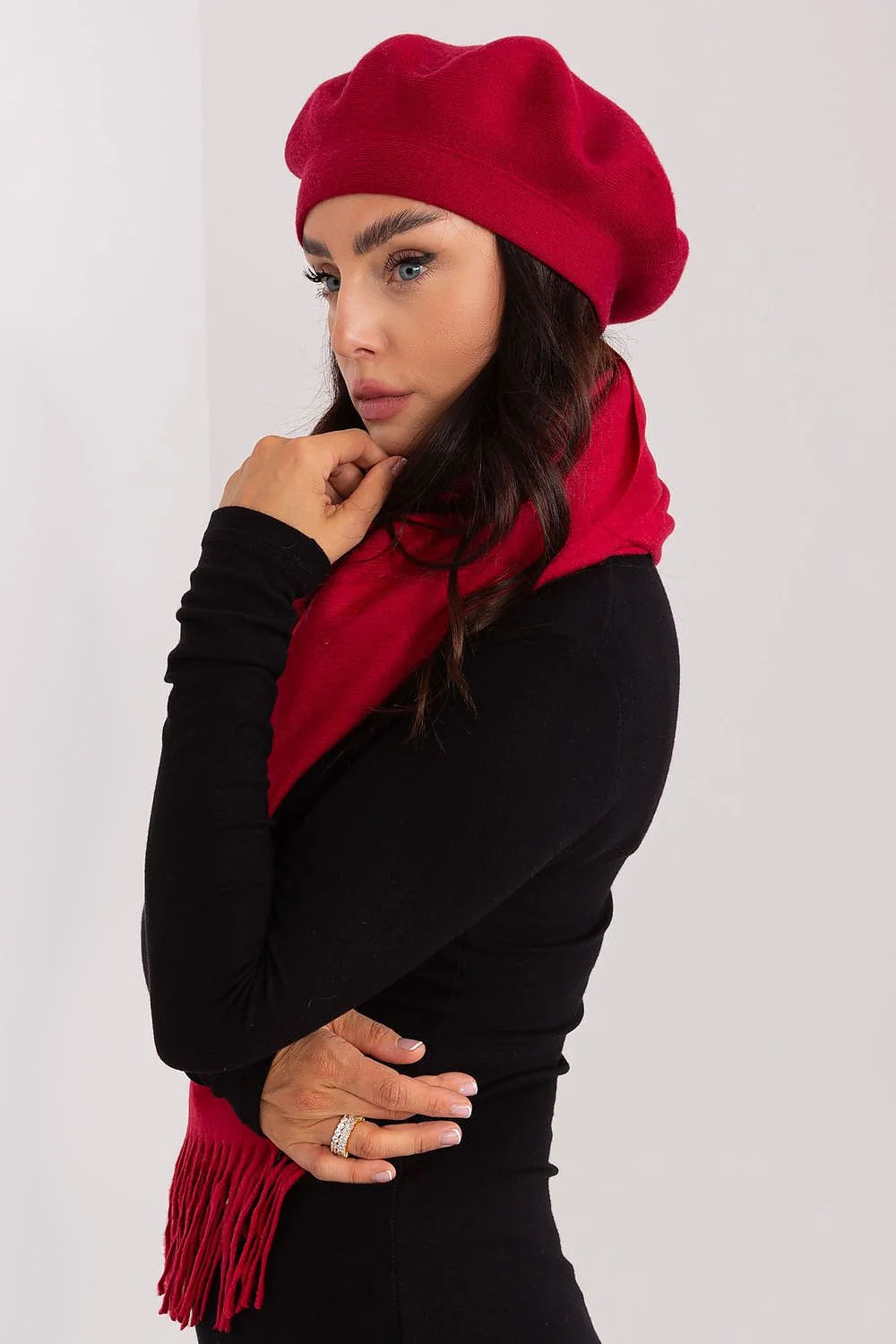 Béret et écharpe en laine rouge vif style français moderne design classique pour femmes occasion hiver élégance accessoire mode