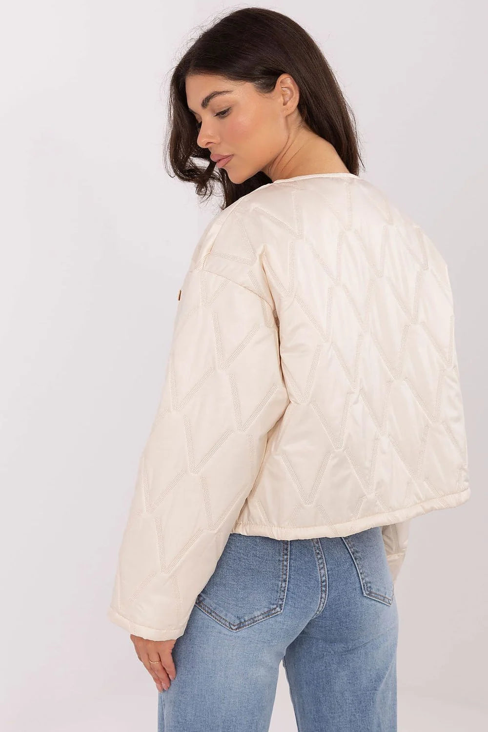 veste matelassée femme courte ivoire satinée légère sans fermeture broche papillon dorée col rond coupe droite boxy mi saison