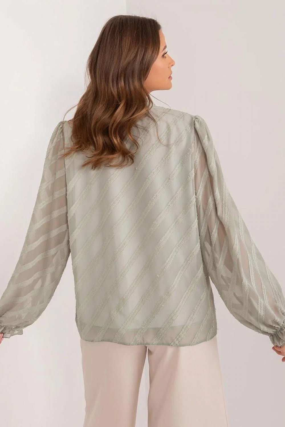 blouse femme élégante manches longues ballon col montant boutonné voile chiffon léger semitransparent rayures diagonales sage vert perlé boutons