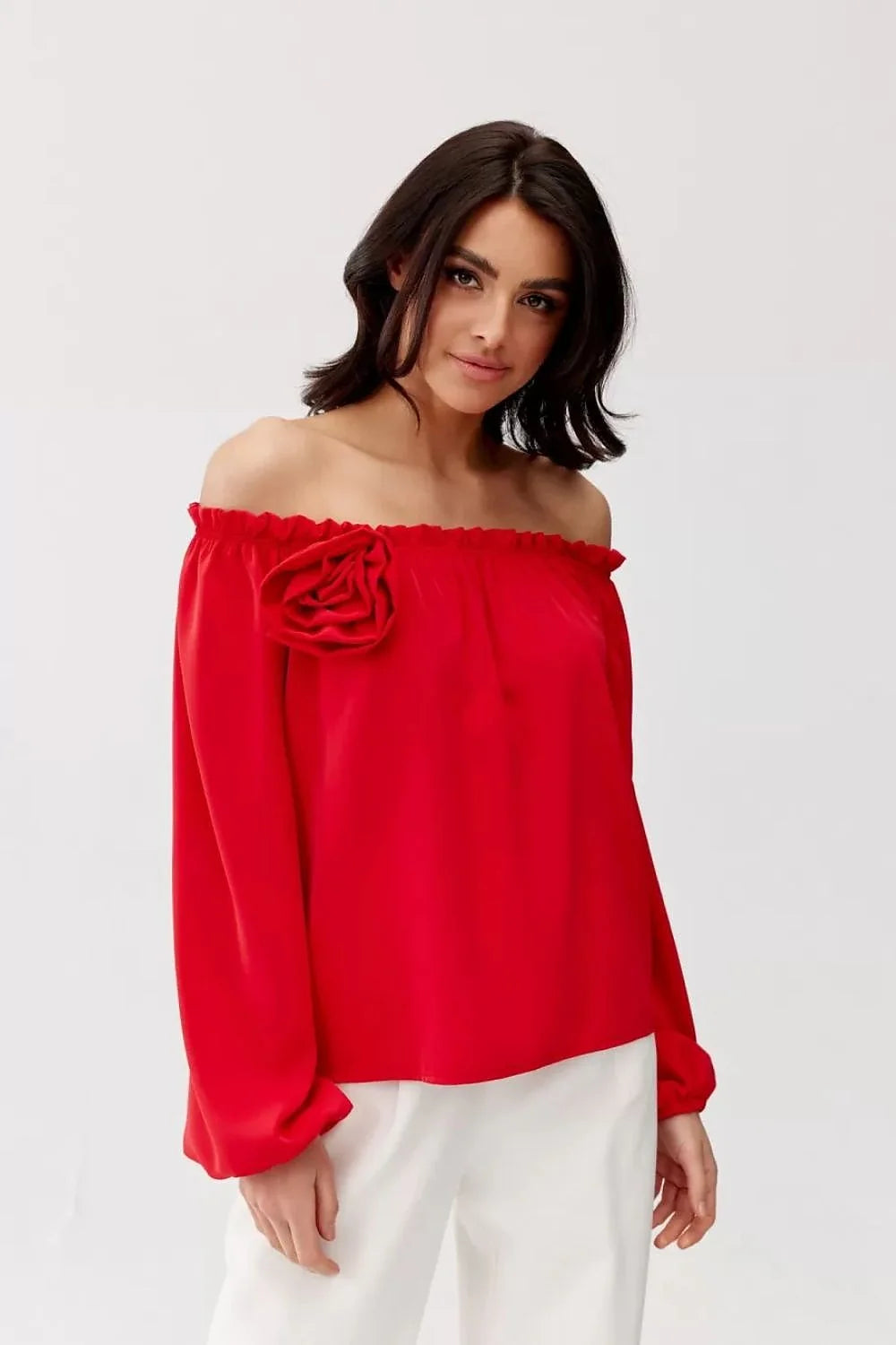 Chemisier élégant pour femme en satin couleur rouge vif détails fleurs encolure Bardot manches longues ajustables coupe décontractée