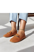 Moccasins pour femmes design élégant style intemporel chaîne dorée similicuir couleur camel confortable occasion polyvalente
