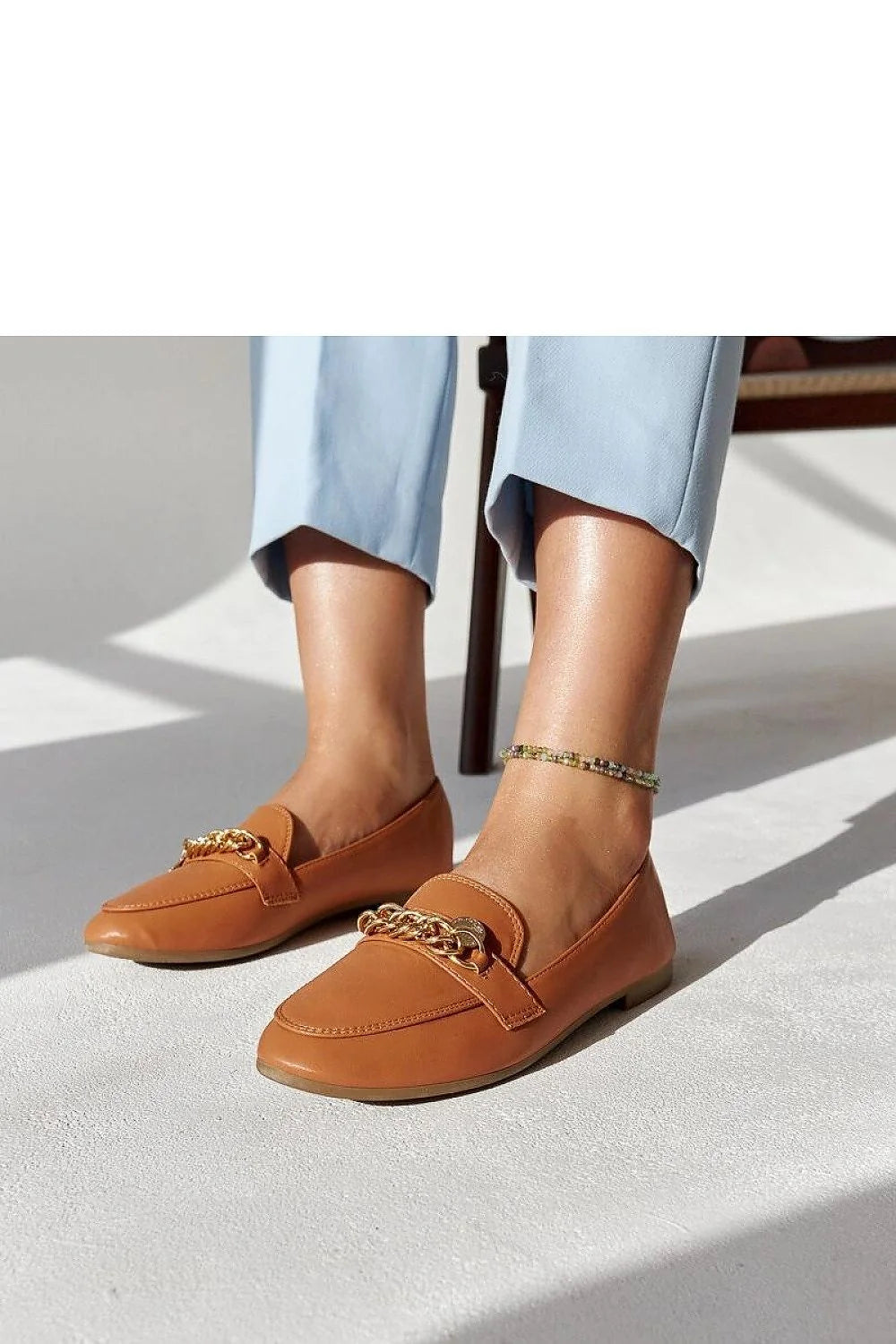 Moccasins pour femmes design élégant style intemporel chaîne dorée similicuir couleur camel confortable occasion polyvalente