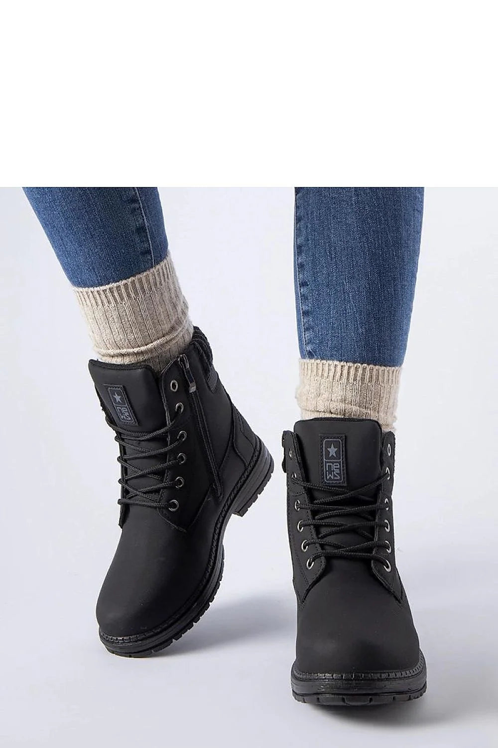 Bottines noires pour femmes design robuste moderne cuir synthétique fermeture éclair lacets confort froid urban style