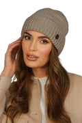 Bonnet tricoté pour femme style casual maille côtelée beige foncé coupe ajustée logo métallique hiver automne
