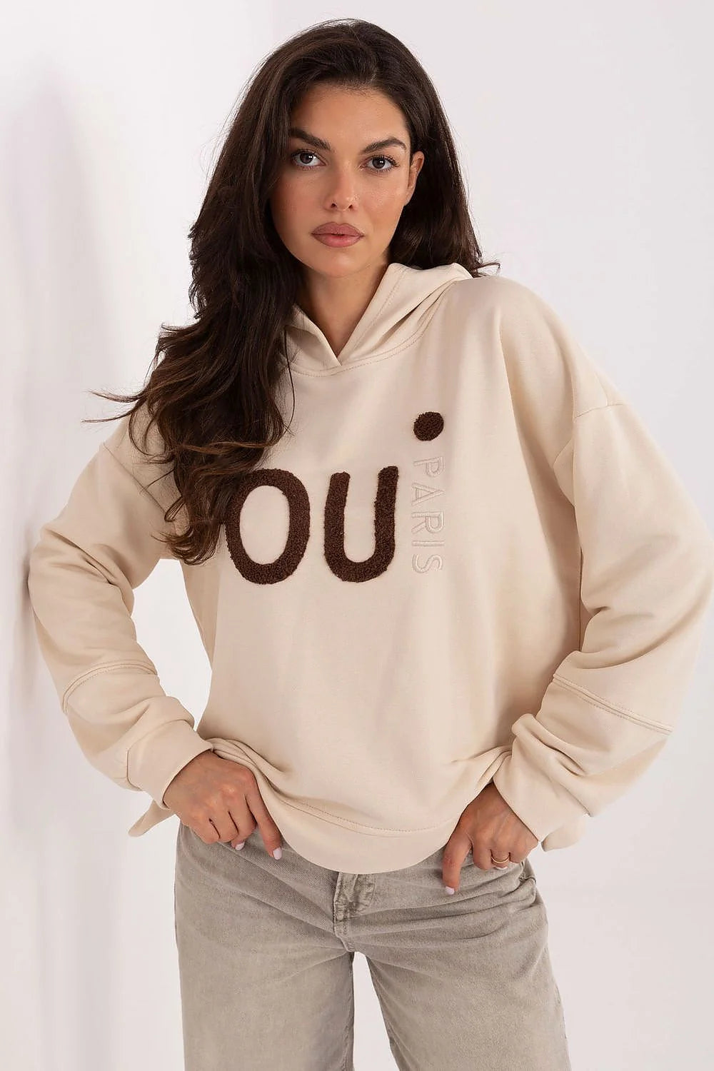 sweatshirt femme oversize beige crème molleton coton polyester manches longues capuche épaules tombantes appliqué chenille marron broderie confortable