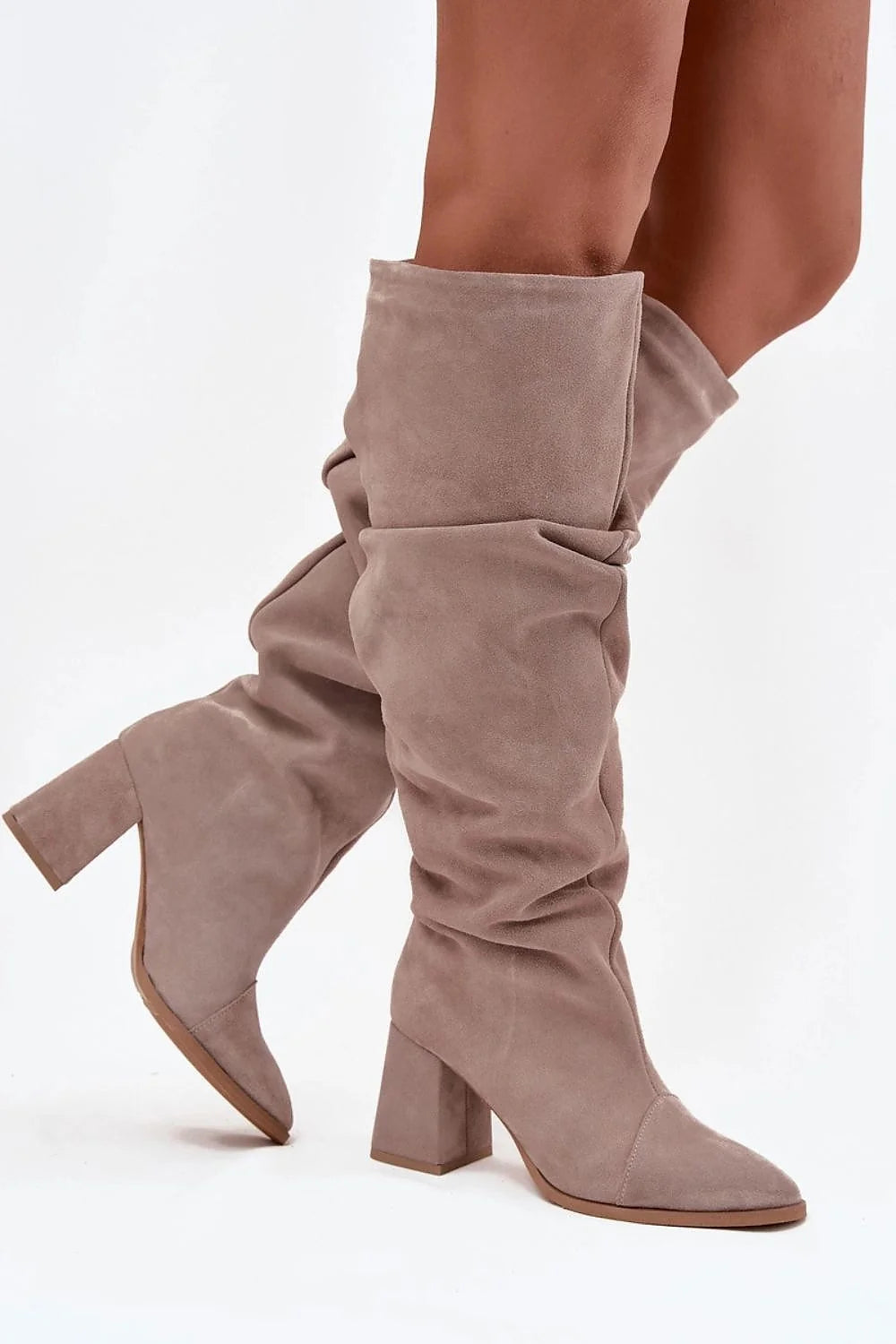 bottes hautes femme suède naturel taupe froissée enfilable doublée chaude talon colonne stable moyen bout pointu silhouette affinée semelle contrastée