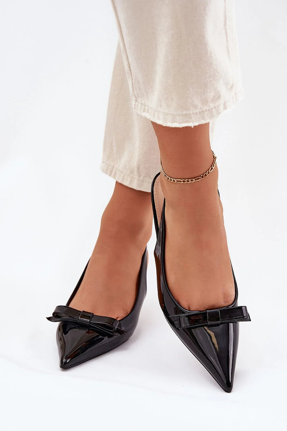 sandales talons cuir artificiel noir vernis pointu slingback bride arrière réglable kitten évasé bas élégant raffiné sophistiqué noeud délicat brillant