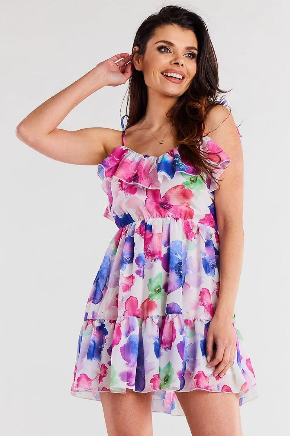 robe estivale courte fluide polyester imprimée motifs floraux multicolore fond blanc coupe évasée taille empire élastiquée bretelles fines réglables