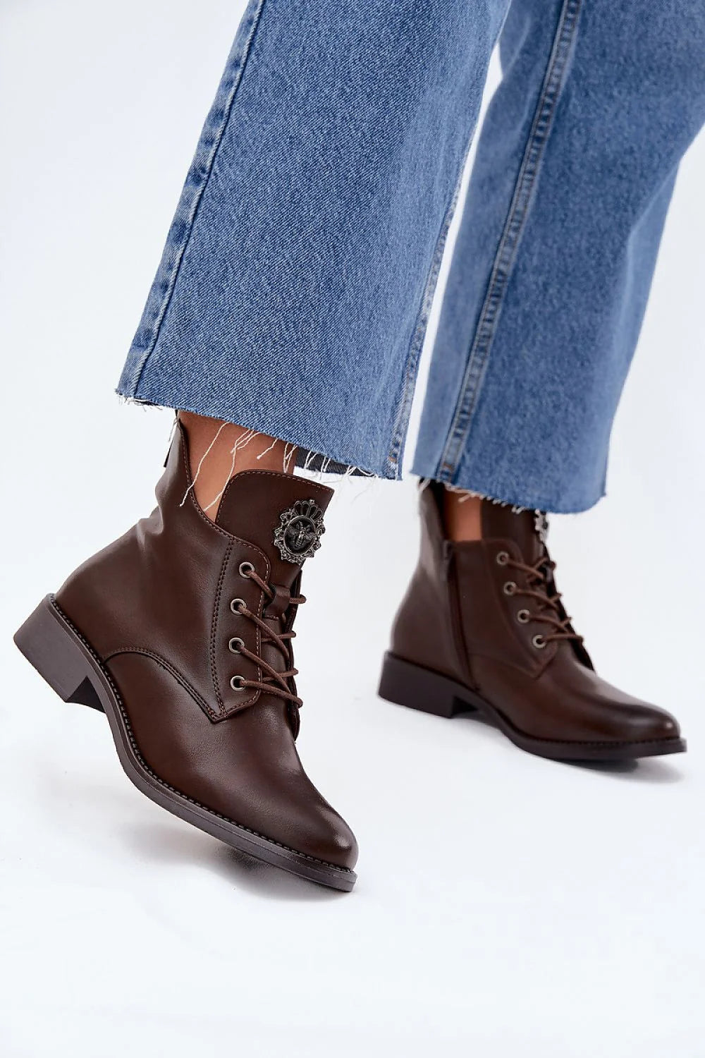 bottines femme marron simili cuir lacets zip doublure fourrure talon bas bout rond semelle antidérapante œillets argentés médaillon métal confort