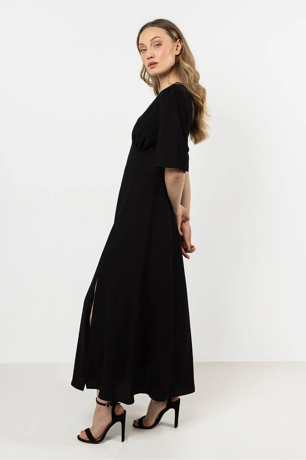 robe noire midi manches courtes décolleté V matière douce fluide taille ajustable fente latérale cintrée élégante intemporelle confortable soyeuse polyvalente