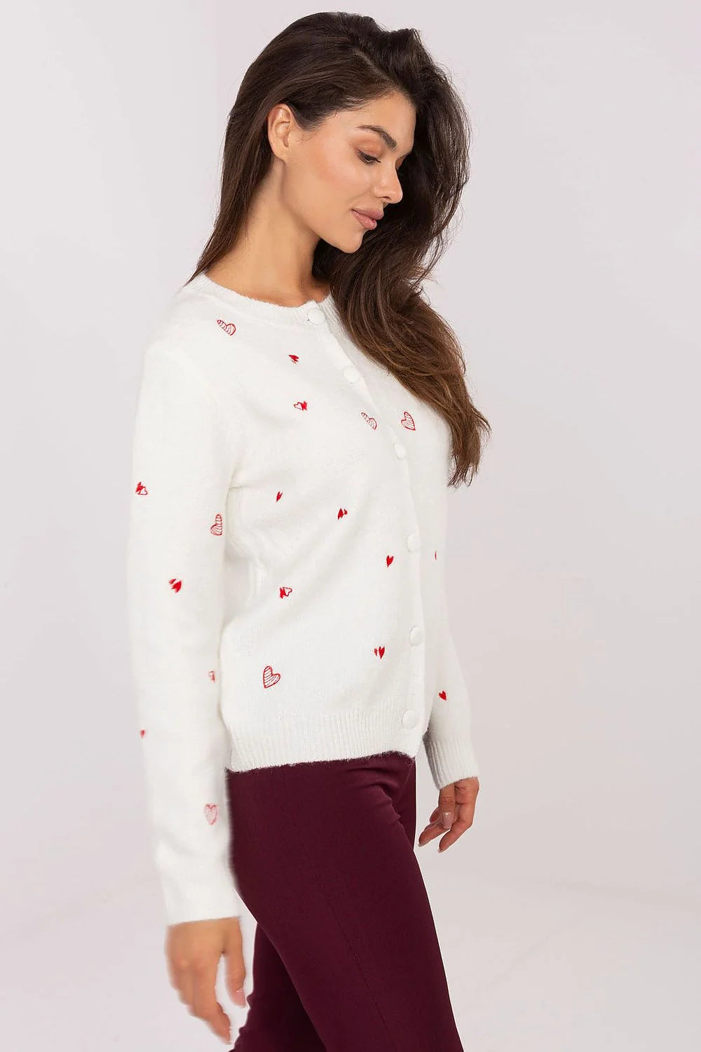 gilet cardigan femme maille douce blanche coupe droite longueur hanches manches longues fermeture boutonnée boutons recouverts motif cœurs rouges brodés