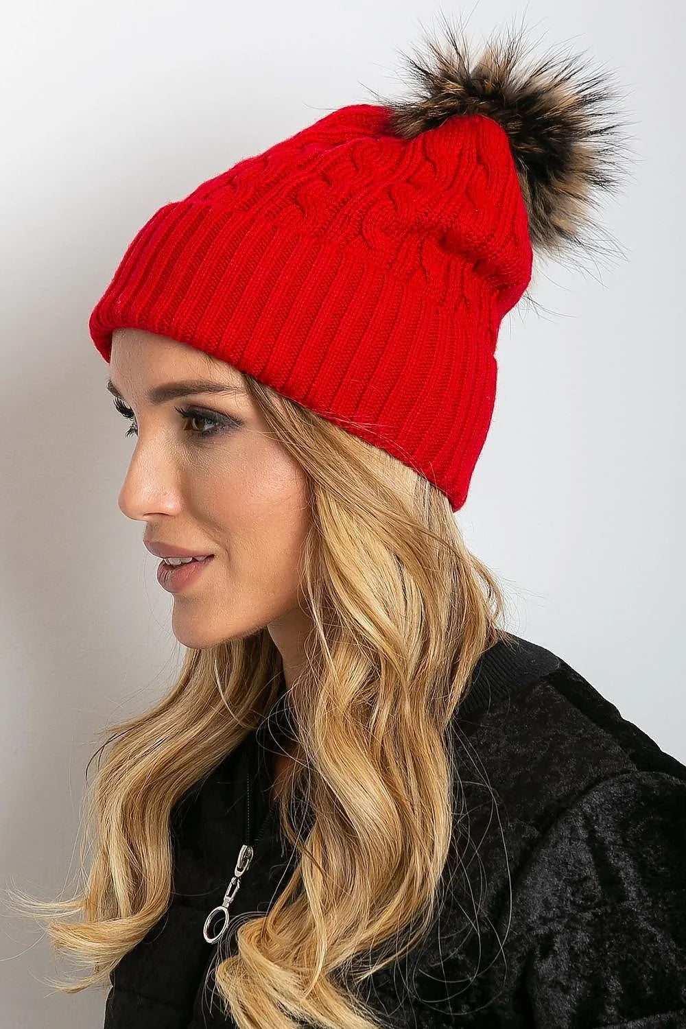 Bonnet d'hiver pour femme, style moderne, couleur rouge vif, pompon en fourrure synthétique, maille torsadée, matériau acrylique-coton-cachemire, ajusté, élégant, confortable, saison froide, accessoire mode, femme
