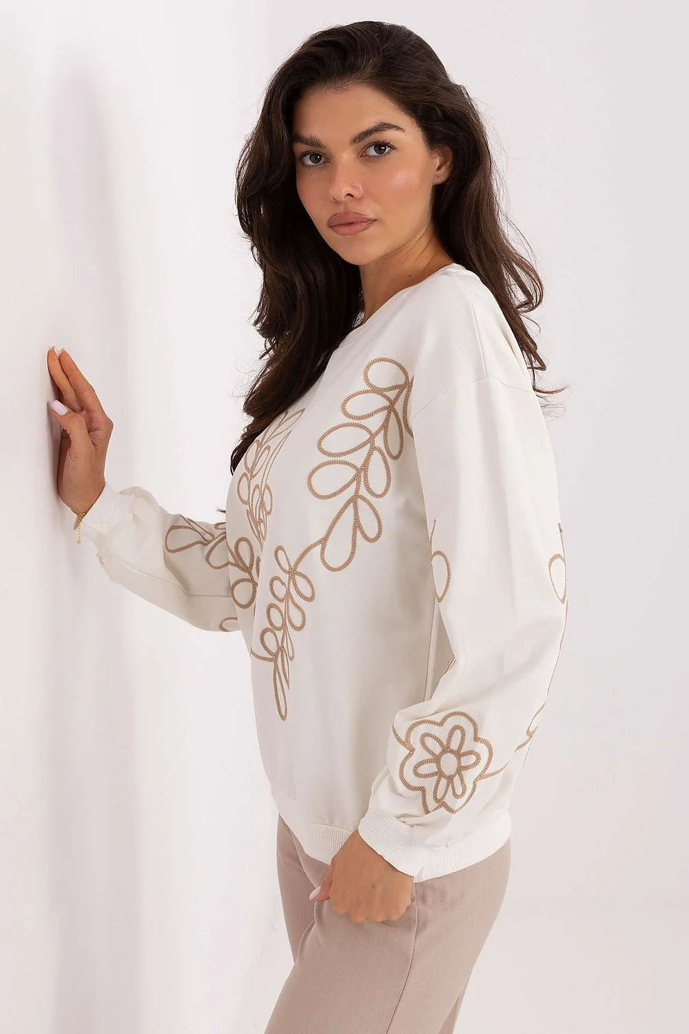 sweatshirt femme oversize crème col rond manches ballon poignets côtelés base côtelée maille douce molletonnée broderie cordon beige florale confortable
