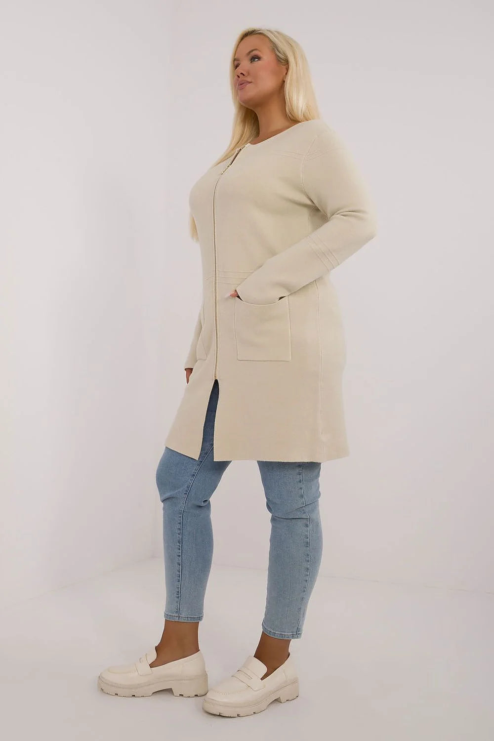 cardigan long femme beige maille douce confortable coupe droite mi cuisse col rond manches longues zippé poches plaquées