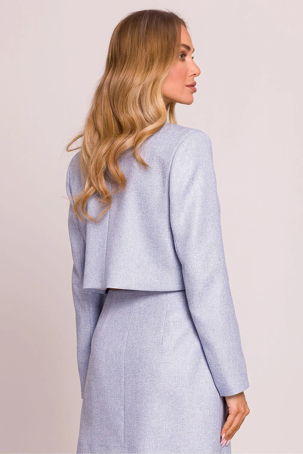 Ensemble deux-pièces veste courte jupe bleu clair design élégant boutons cœur doré coupe cintrée femme moderne