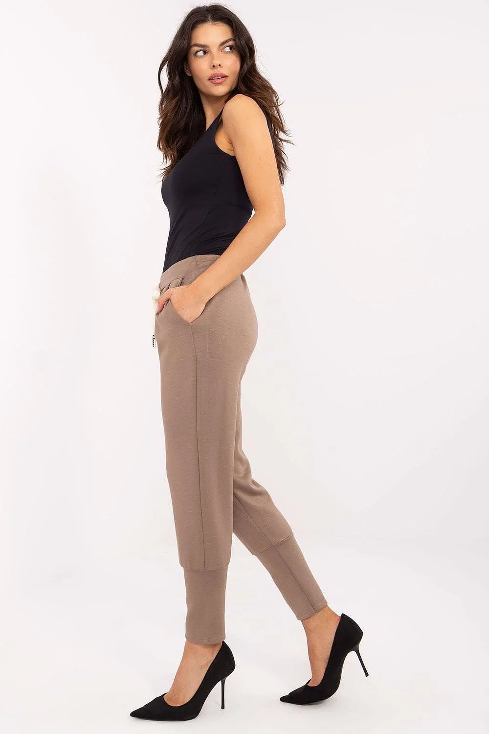 Pantalon survêtement tendance femme viscose élasthanne taille haute beige taupe poches latérales cordon serrage métal confortable polyvalent