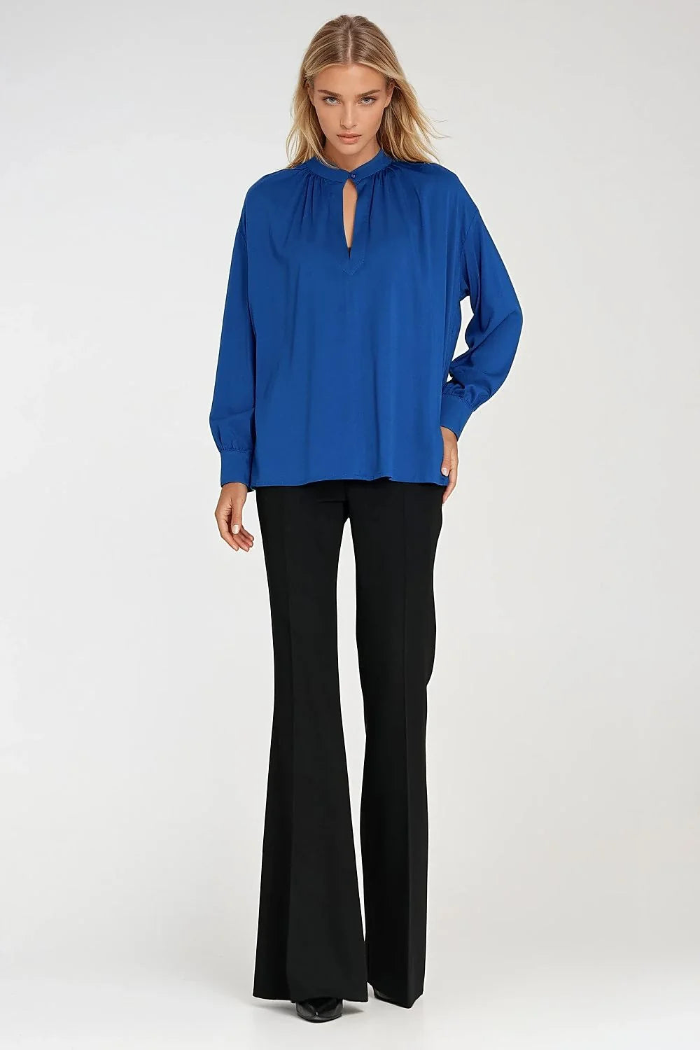 chemisier oversize viscose légère fluide crêpe bleu roi décolleté goutte bouton col officier fronces poignets boutonnés coupe ample