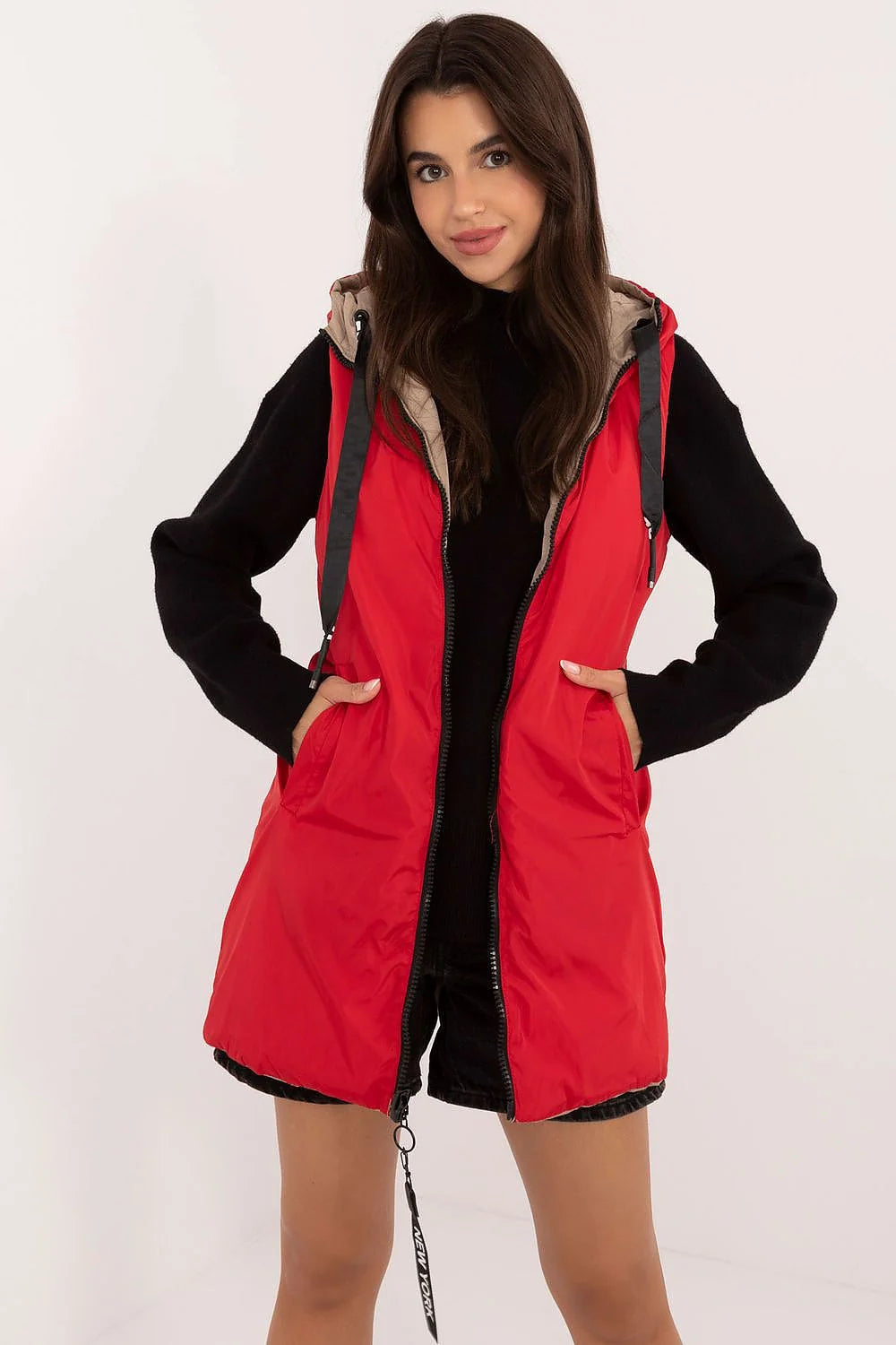 Gilet sans manches double face polyester matelassé beige taupe rouge vif ajusté capuche femme