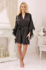 peignoir kimono court satiné noir soyeux manches kimono larges plumes poignets ourlet ceinture nouer ajustable glamour luxueux confortable cadeau