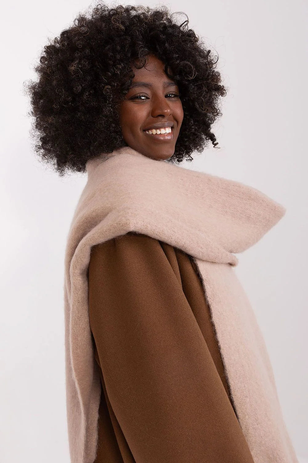Écharpe longue en laine design simple style élégant franges tressées couleur beige clair femme automne hiver