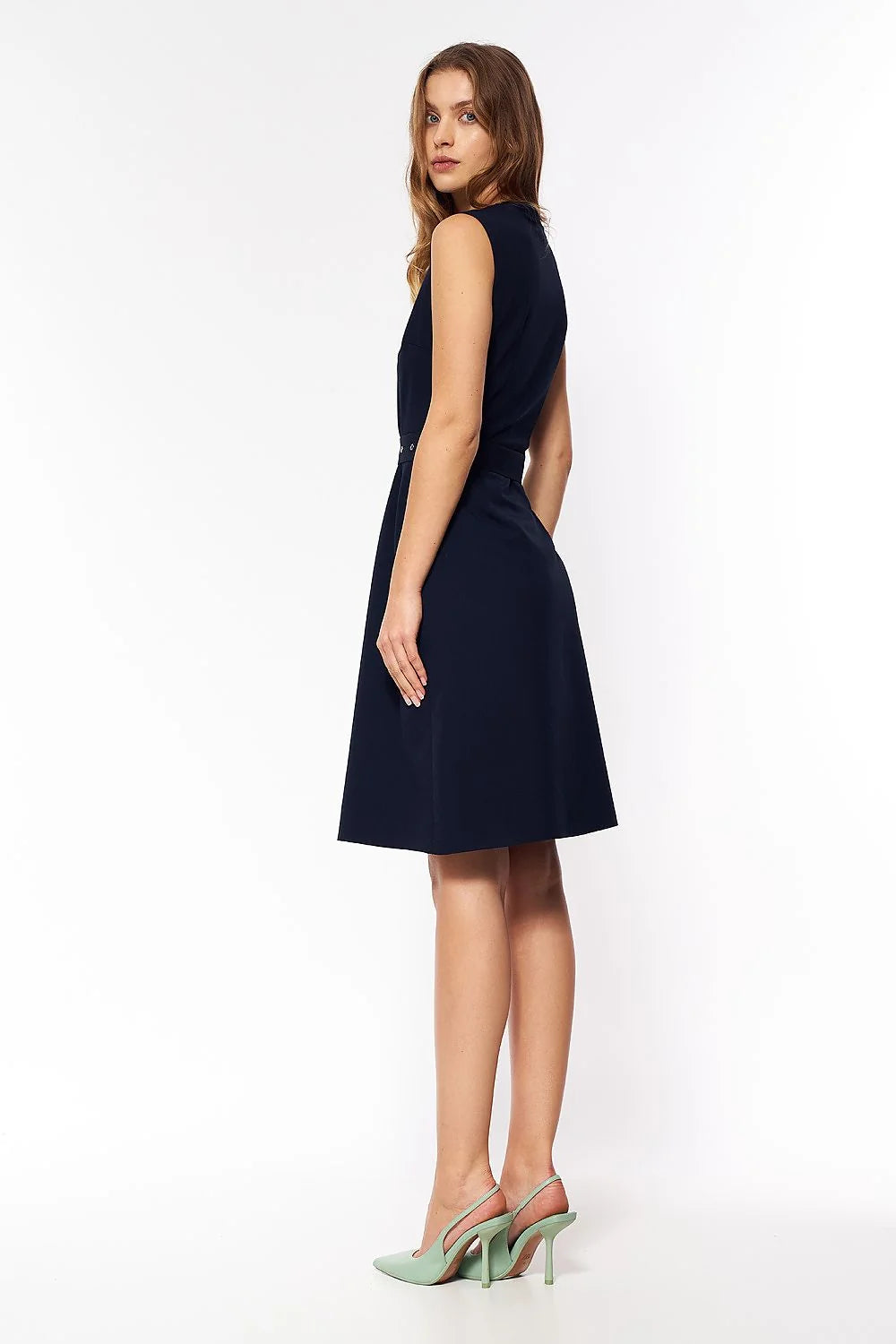 robe fourreau sans manches bleu marine longueur genou ceinture ajustable boucle recouverte taille cintrée coupe structurée col rond
