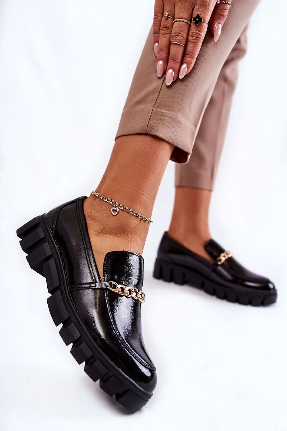 mocassins femme verni noir chaîne dorée slipon semelle crantée épaisse plateforme antidérapante confortable polyvalent urbanchic élégant intemporel
