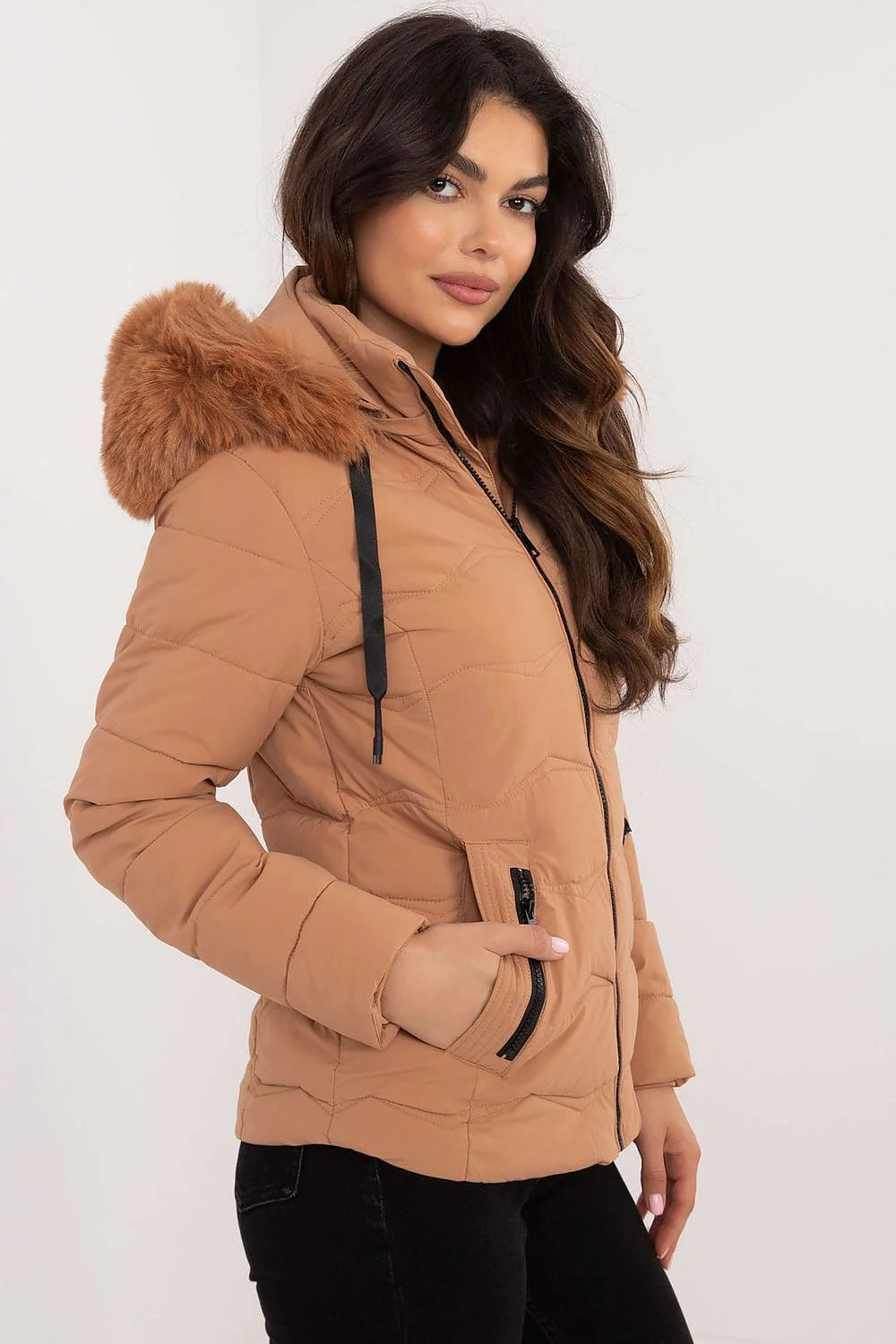 Veste hiver femme fourrure synthétique matelassée couleur camel style moderne coupe ajustée capuche amovible poches zippées