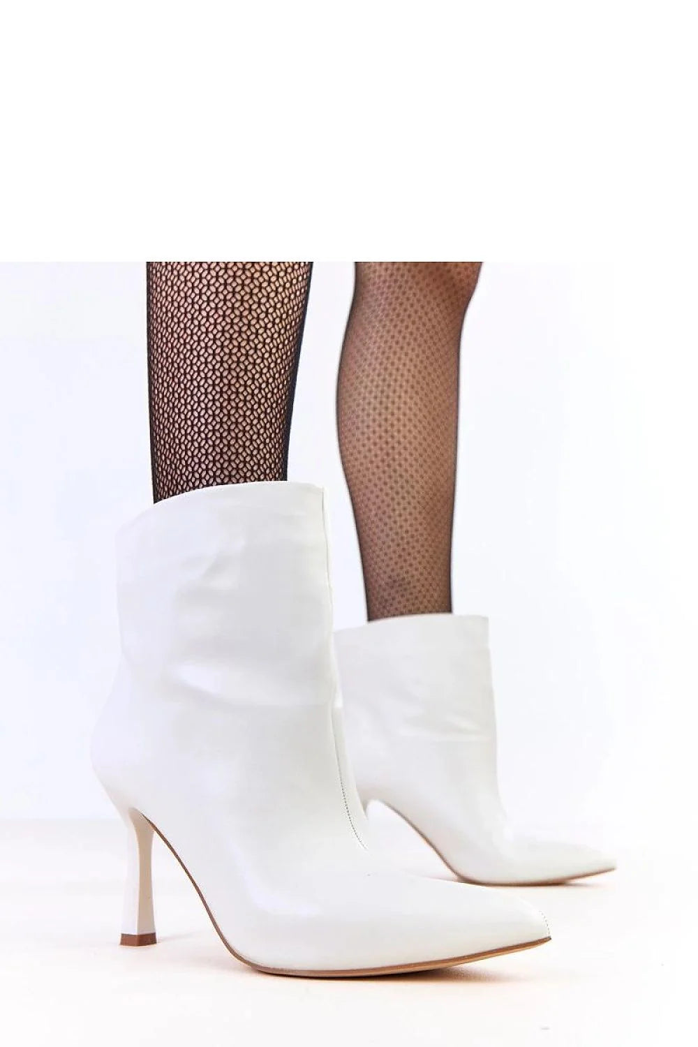 bottines vernies talon aiguille blanc cuir écologique brillant bout pointu tige 13cm haute silhouette épurée semelle fine soirée habillée chic