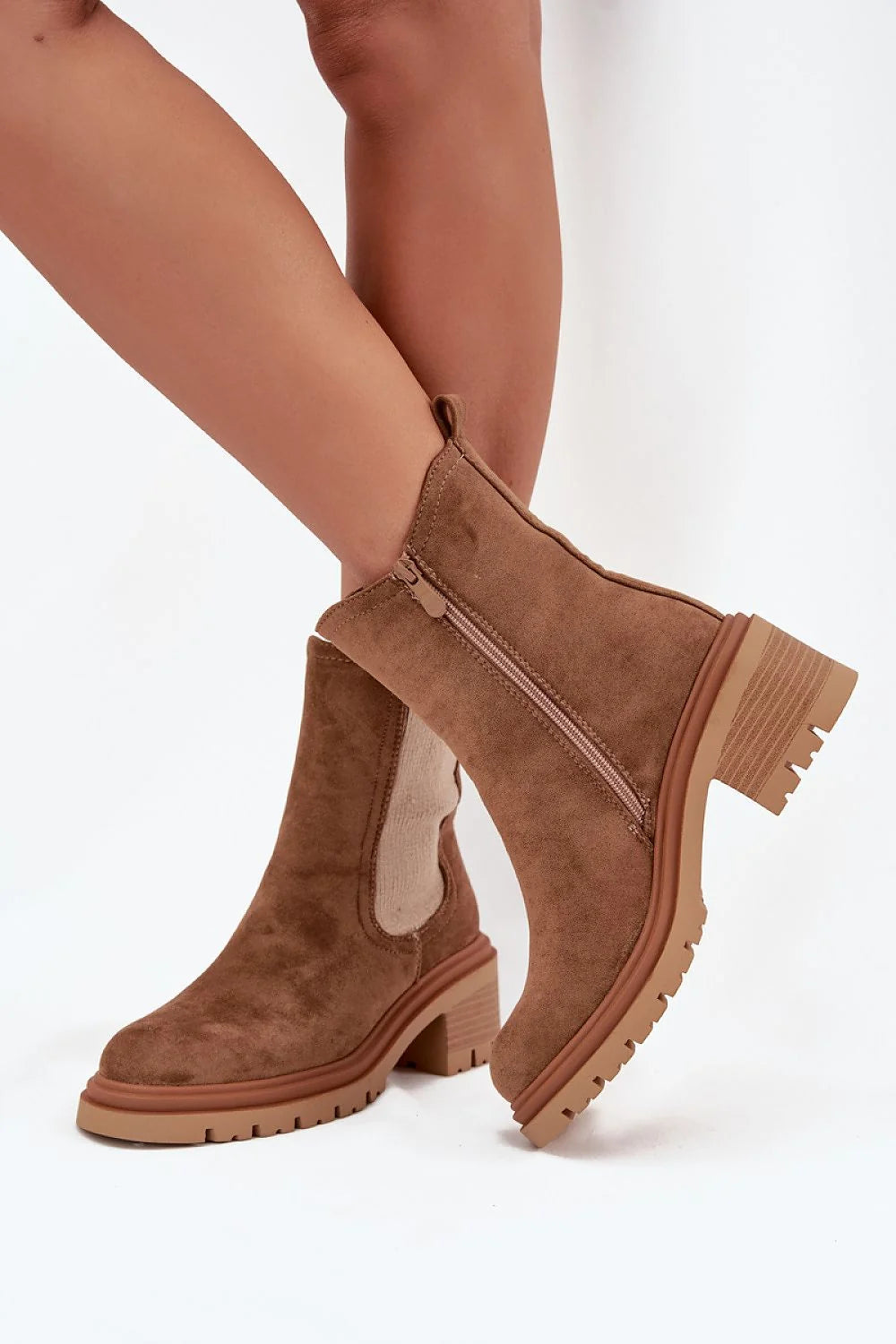 bottines chelsea femme suédine camel écologique boutarrondi talonbloc moyen confortable fourré fermetureeclair empiècementelastique languettearriere semellecrantee antiderapante polyvalente quotidienne