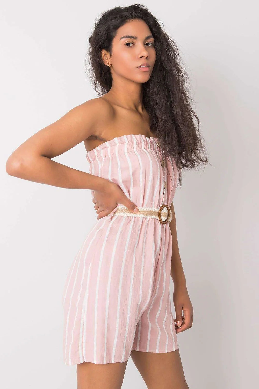 combinaison estivale femme bandeau sans bretelles rayures verticales rose poudré blanc tissu léger respirant lin boutons imitation bois ceinture tressée