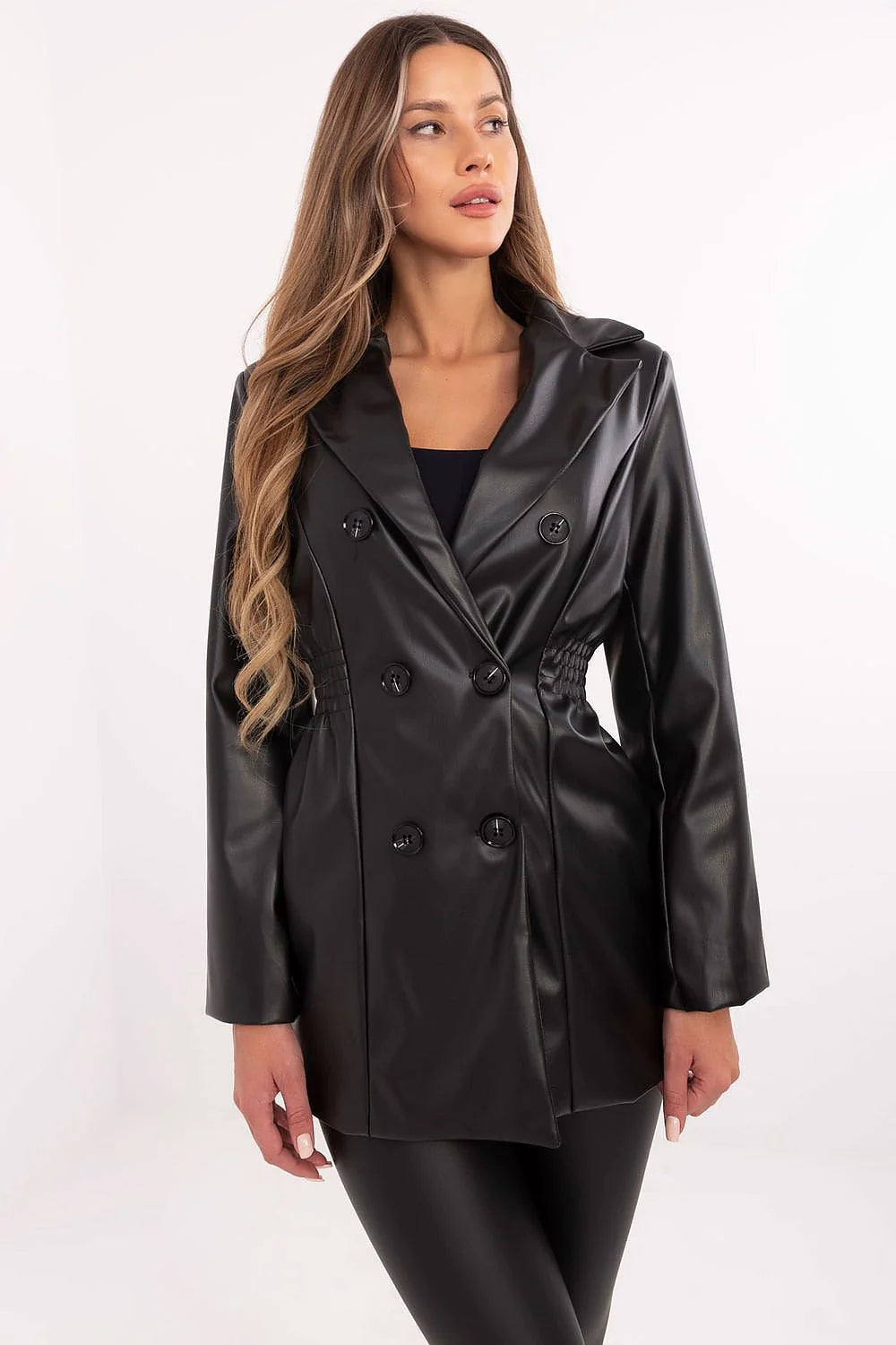 Manteau trench femme en similicuir noir double boutonnage style classique modernité coupe ajustée longueur midi