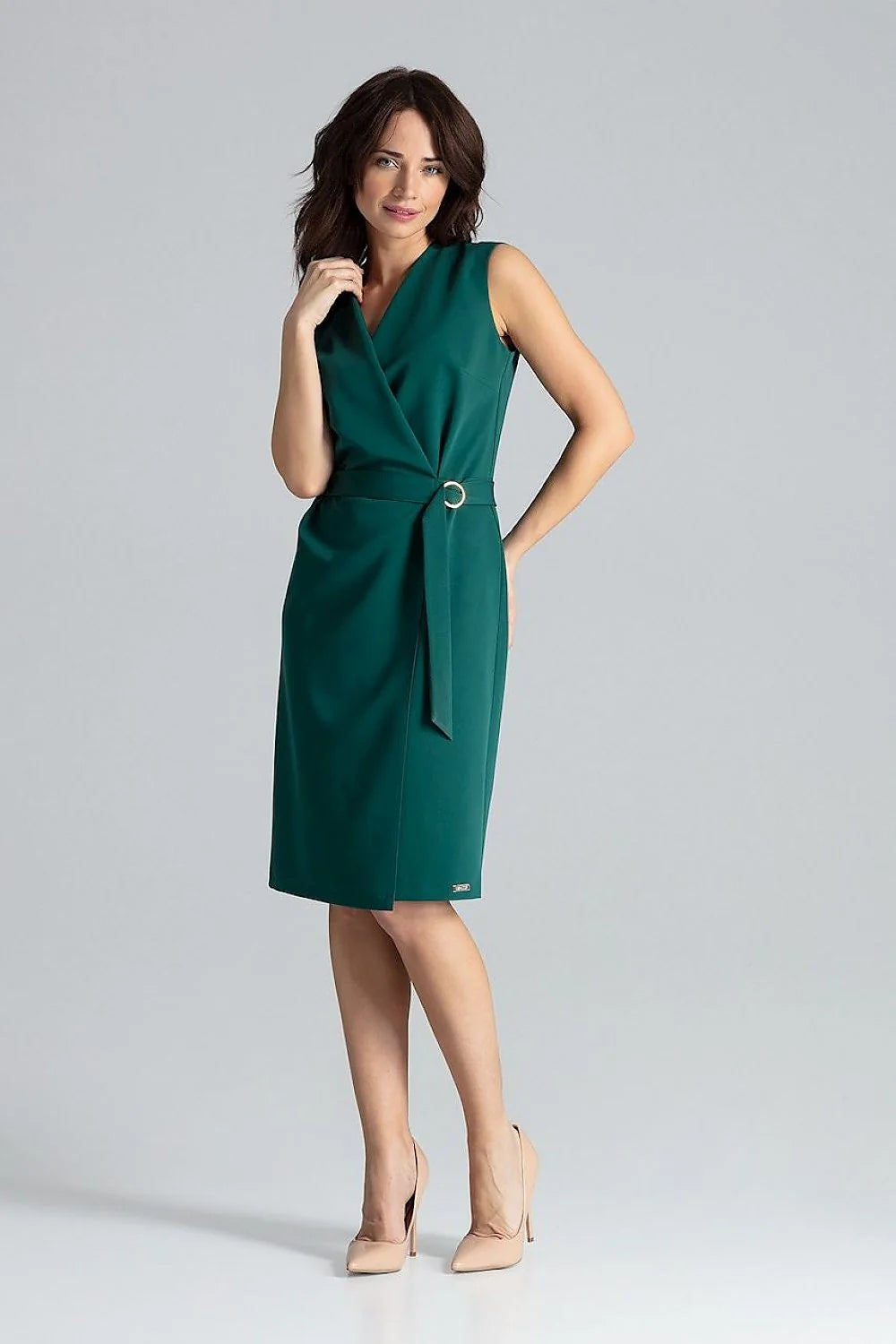 robe jour élégante sans manches ceinture boucle métallique dorée vert émeraude tissu polyester viscose coupe ajustée longueur midi col croisé