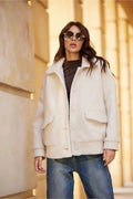 Veste classique élégante pour femme en laine bouclée couleur ivoire ou blanc cassé coupe droite col à revers boutons intégrés poches à rabat hiver automne