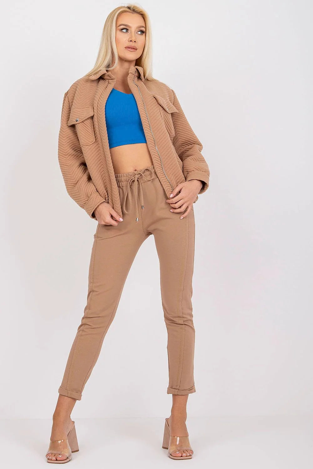 Veste surchemise beige à motifs chevrons, coupe droite, deux poches poitrine, fermeture éclair asymétrique, matelassée, polyester, femme