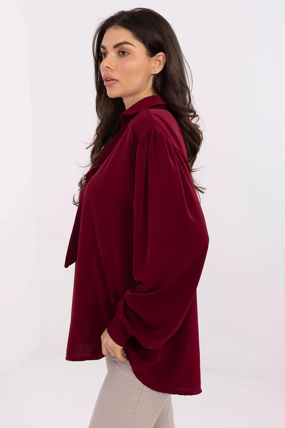 chemisier élégant stylé minimaliste féminin fluide léger polyester tombant silhouette coupe allongée manches bouffantes décolleté V nœud broche amovible