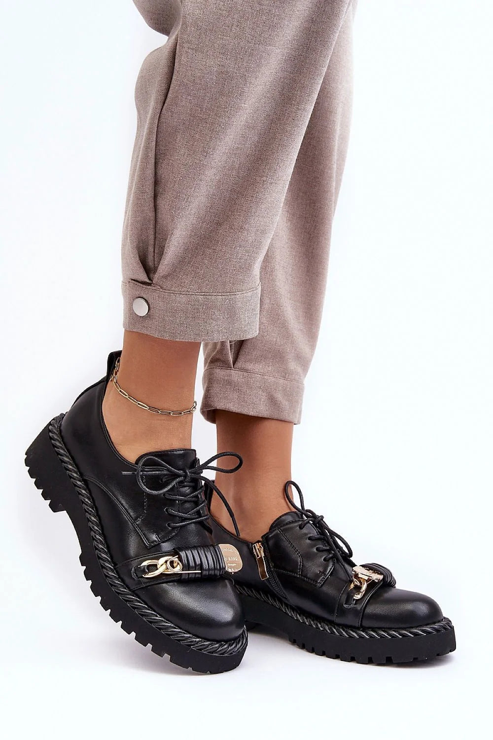 Chaussures basses pour femmes en cuir noir design moderne élégant talon plat semelle épaisse doré métal lacing derbies occasion versatile
