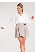 Jupe courte évasée beige clair chemisier blanc col V manches longues tissu fluide tenue élégante professionnelle femme