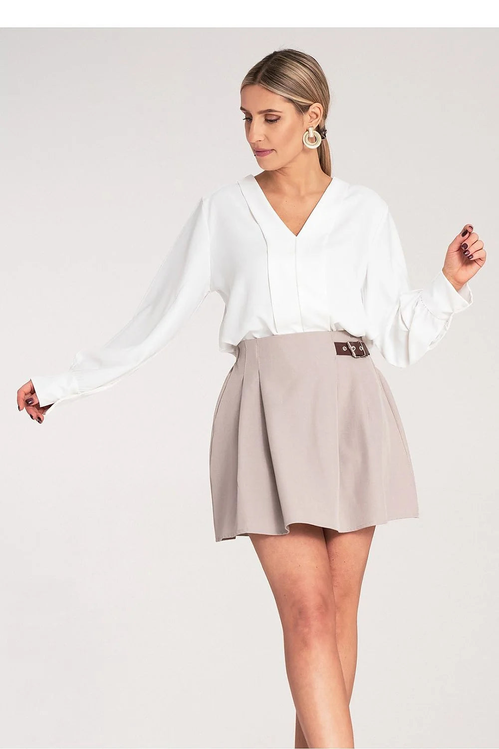 Jupe courte évasée beige clair chemisier blanc col V manches longues tissu fluide tenue élégante professionnelle femme