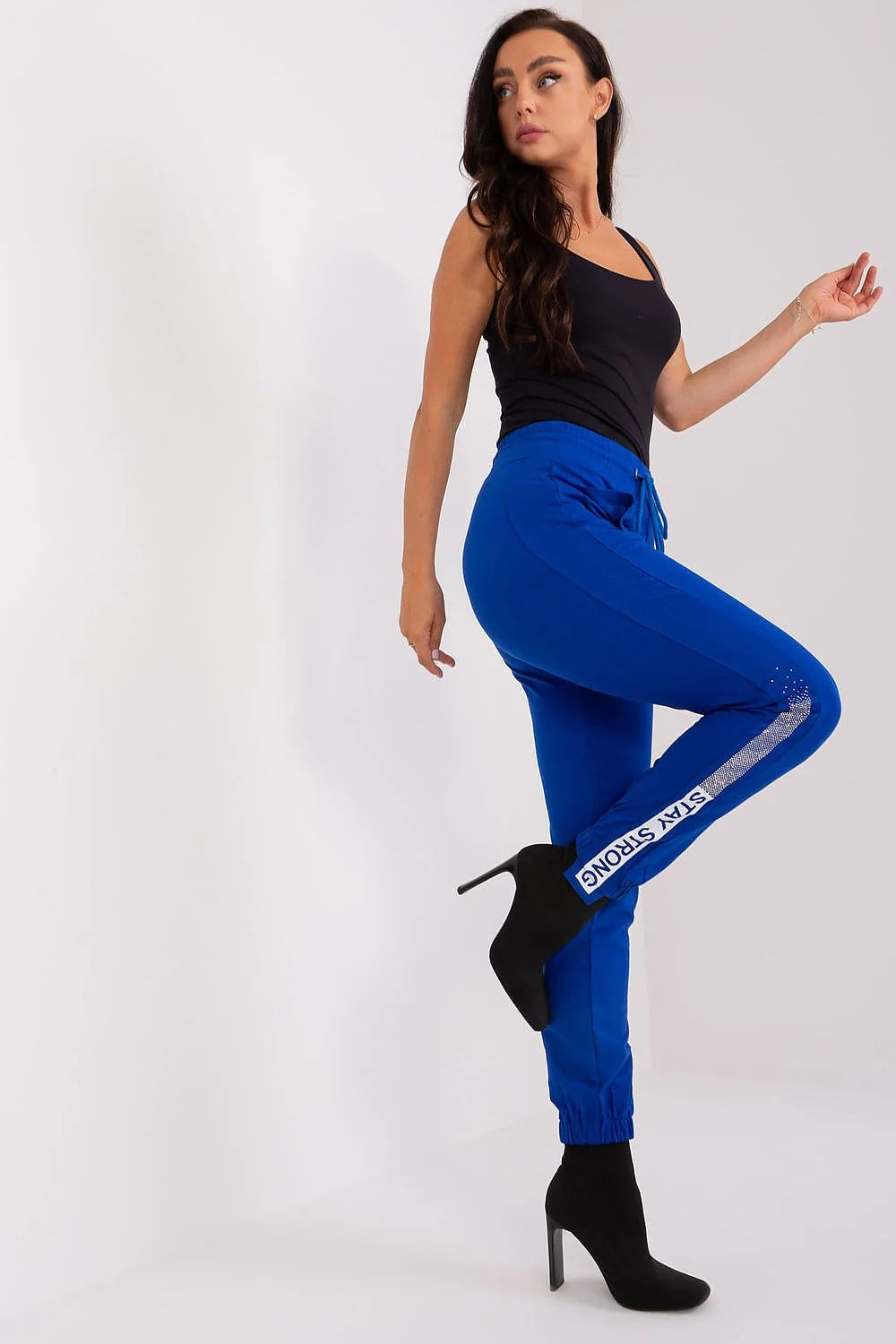 Outfit femme moderne Casual Tank top sans manches noir Pantalons joggers bleu cobalt élastique taille ajustable tenue élégante sportive