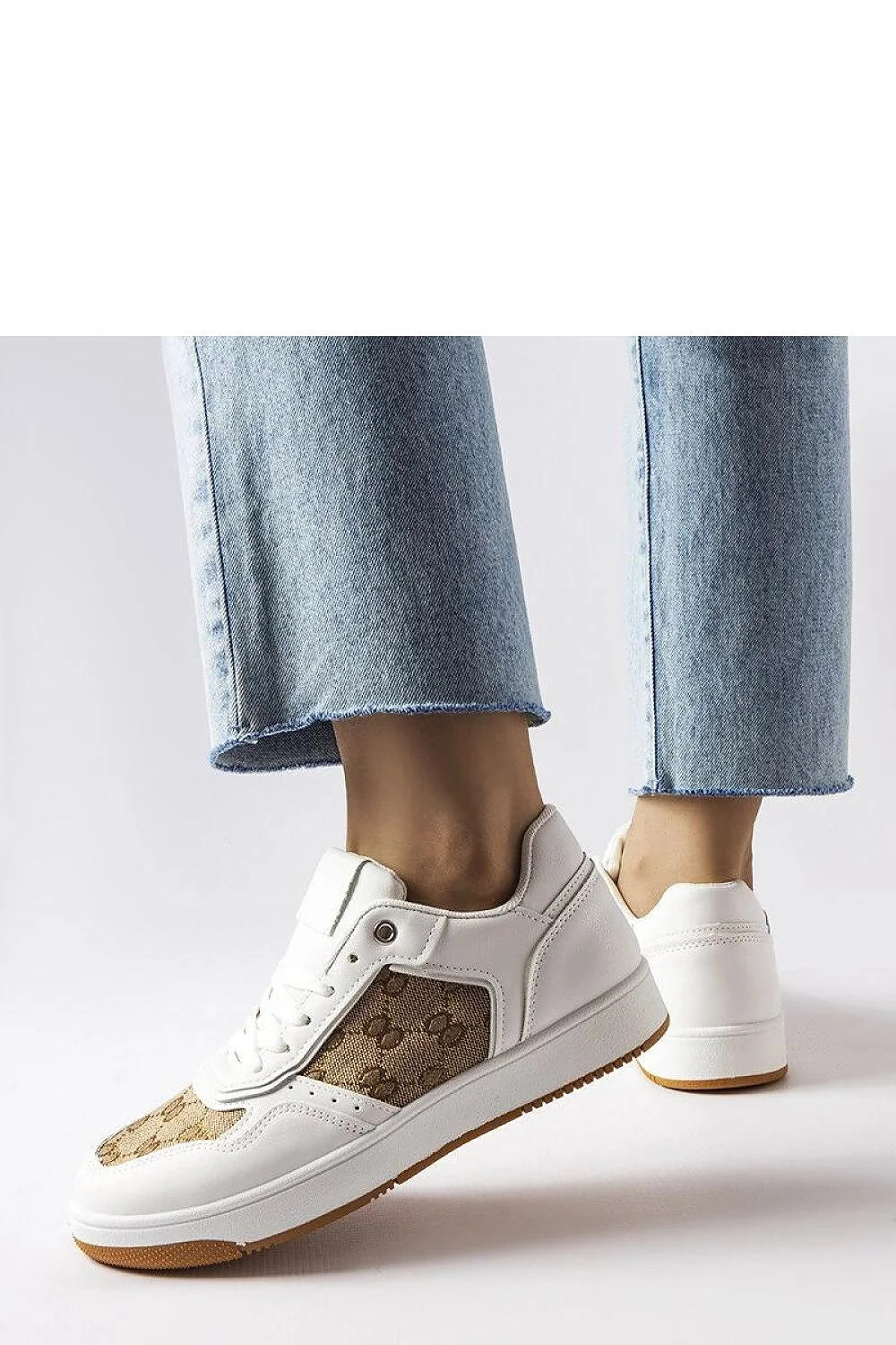 Baskets femme design moderne élégant cuir blanc motif monogramme caoutchouc semelle marron clair coupe basse lacets métalliques