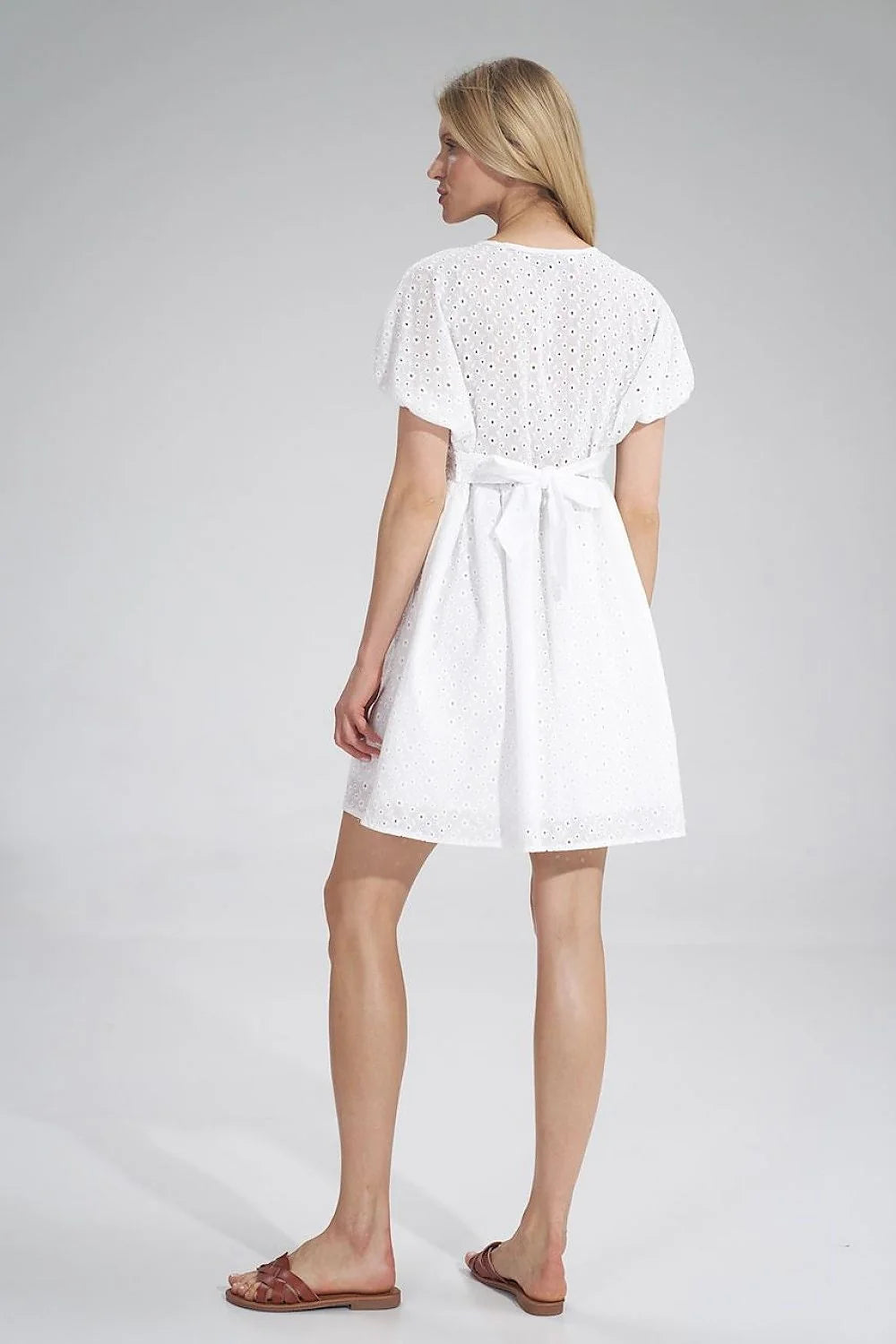 Robe courte coton blanc brodée empire élégante confort été femme style raffiné tendance