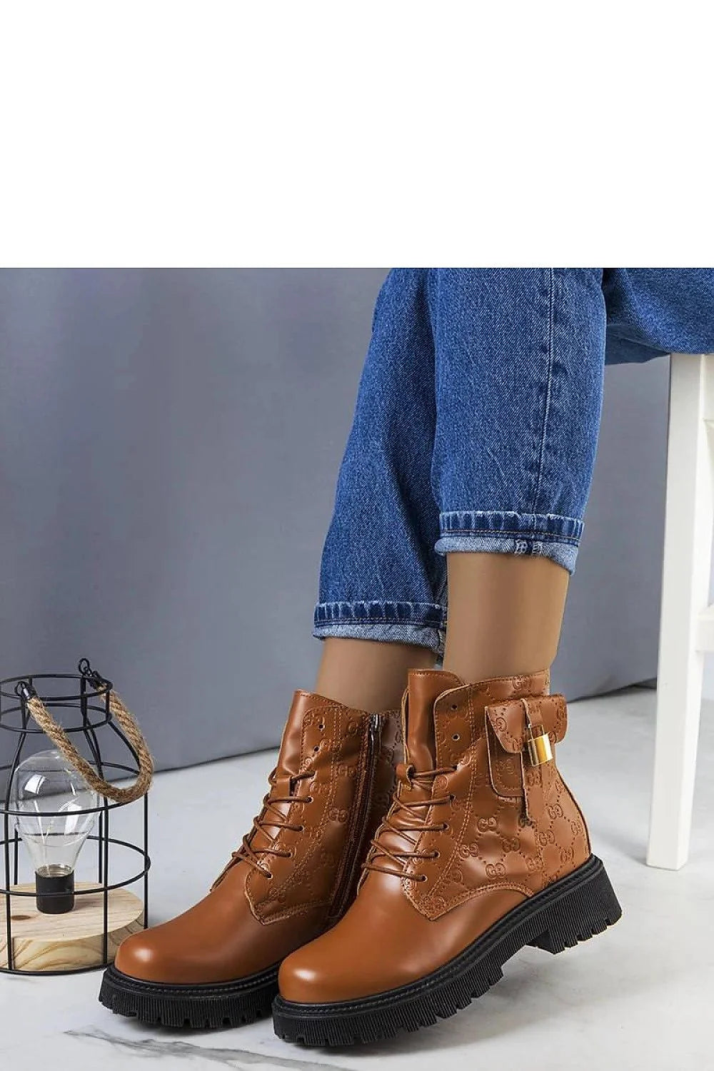 Bottines en cuir marron pour femme, style trappeur, fourrure doublée, hauteur cheville, fermeture éclair latérale, semelle caoutchouc cramponnée, motifs embossés, coupe moderne, confort et durabilité