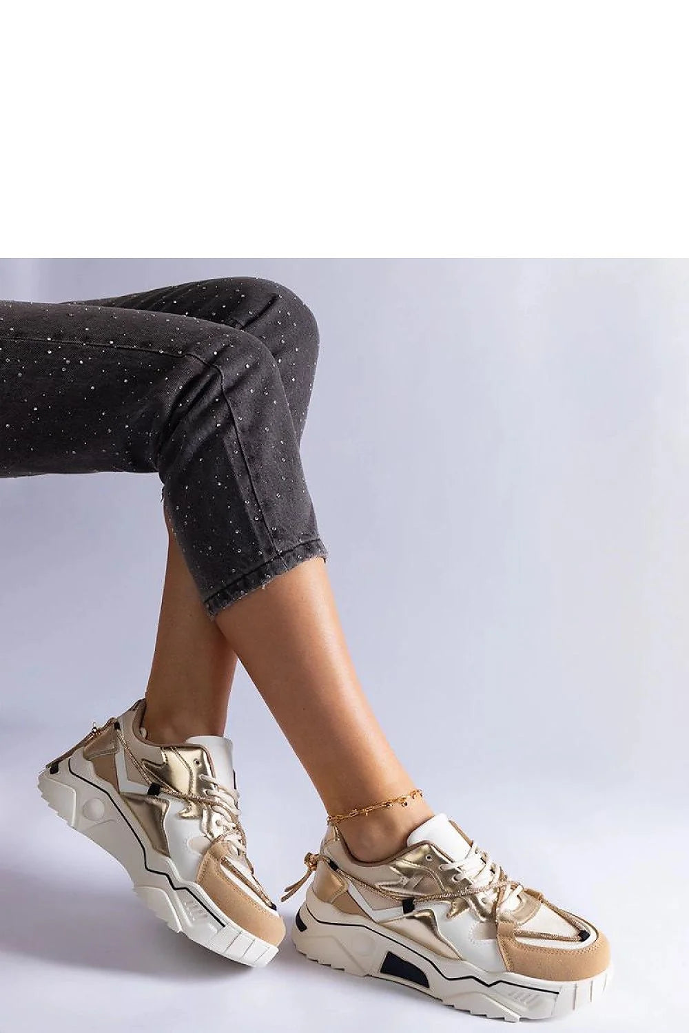 Baskets Solea beige zircons lacets Valdez cuir écologique design moderne audacieux empiècements géométriques semelle épaisse crantée bracelet cheville doré femme